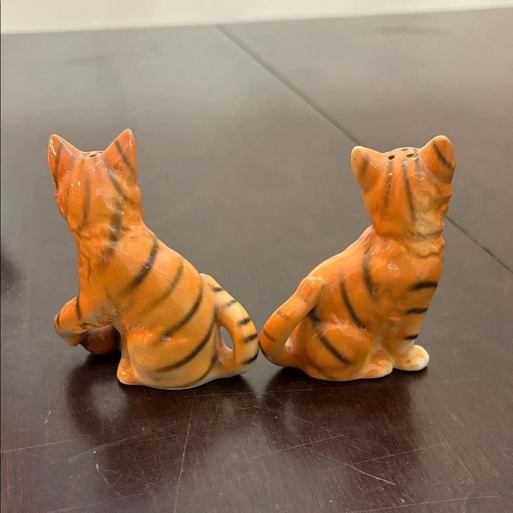 Vintage Tabby Cat Salt Pepper Cork